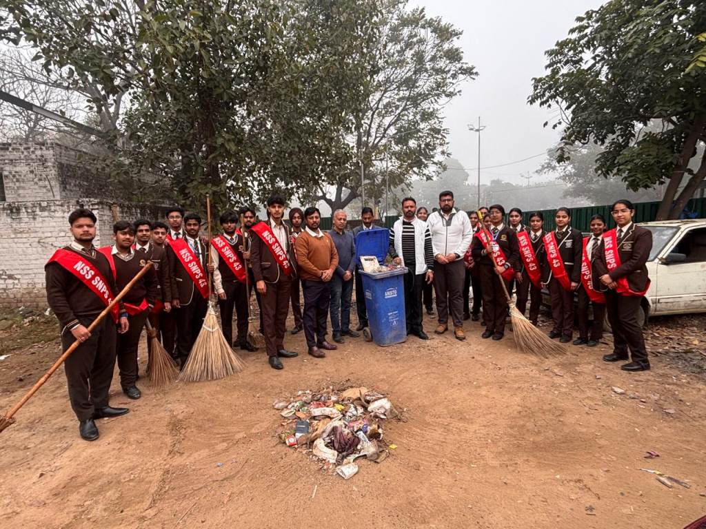शिशु निकेतन पब्लिक स्कूल एवं क्षेत्रीय पार्षद के सहयोग से गांव इटावा में 7 दिवसीय एनएसएस शिविर के तहत स्वच्छता अभियान आयोजित